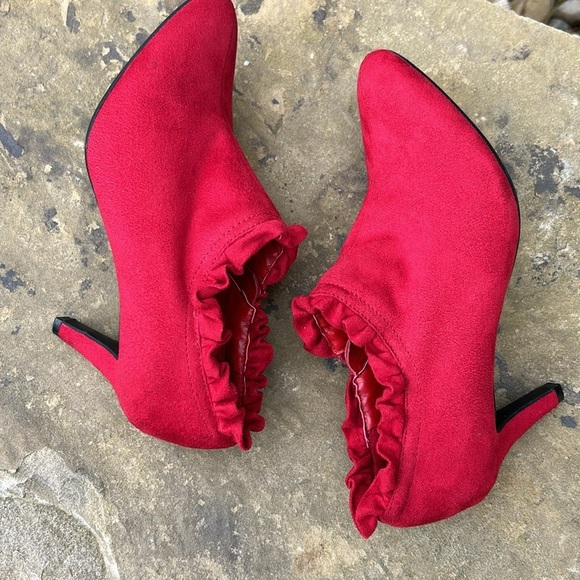 Covington red faux suede heeled booties size 7 M with ruffle at ankle side zip - Picture 7 of 14